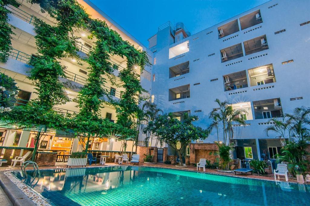 Sutus Court 4 Hotel Pattaya Eksteriør billede