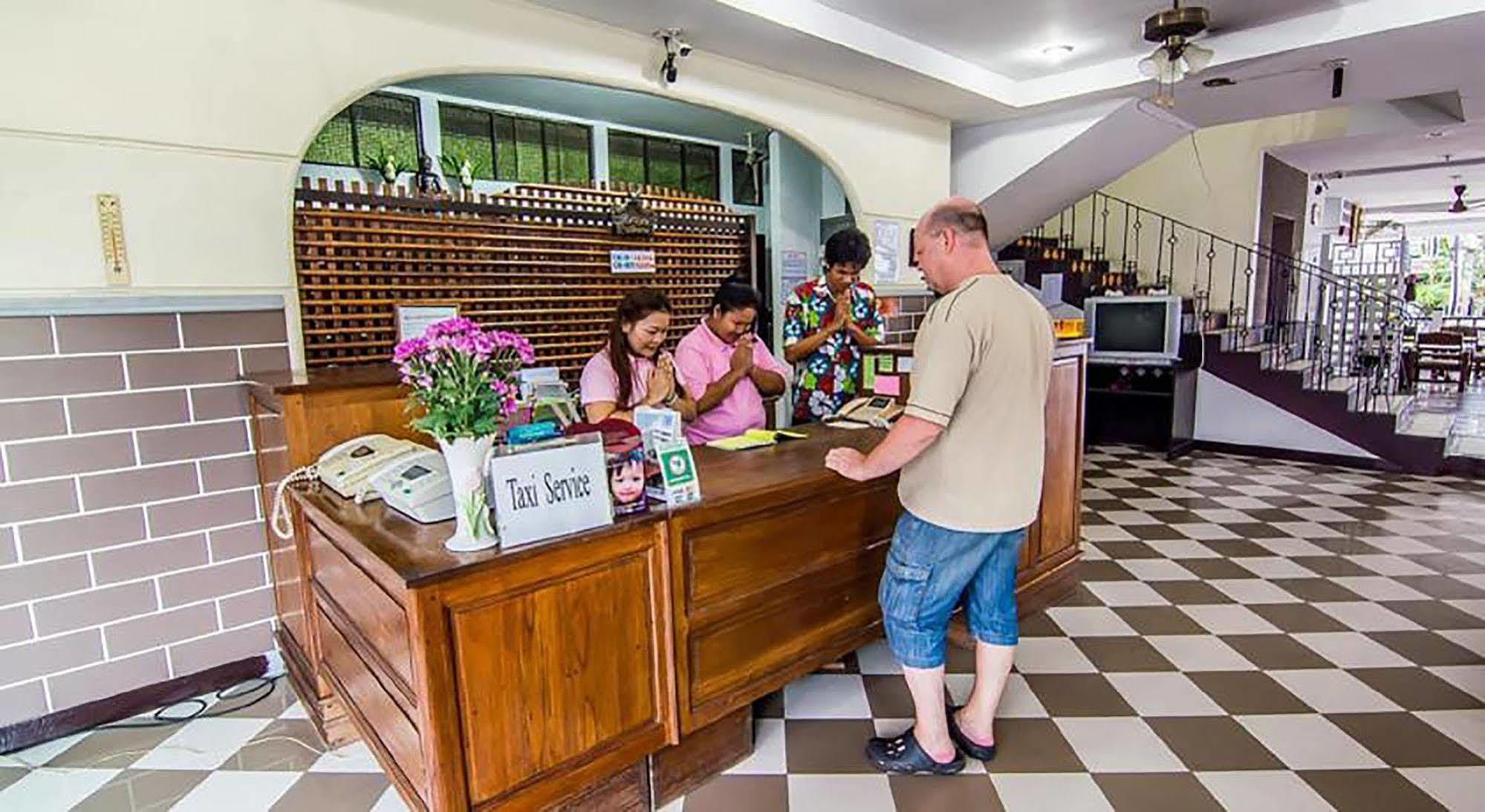 Sutus Court 4 Hotel Pattaya Eksteriør billede